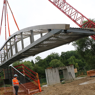 Pose de la passerelle de Chessy à Dampmart