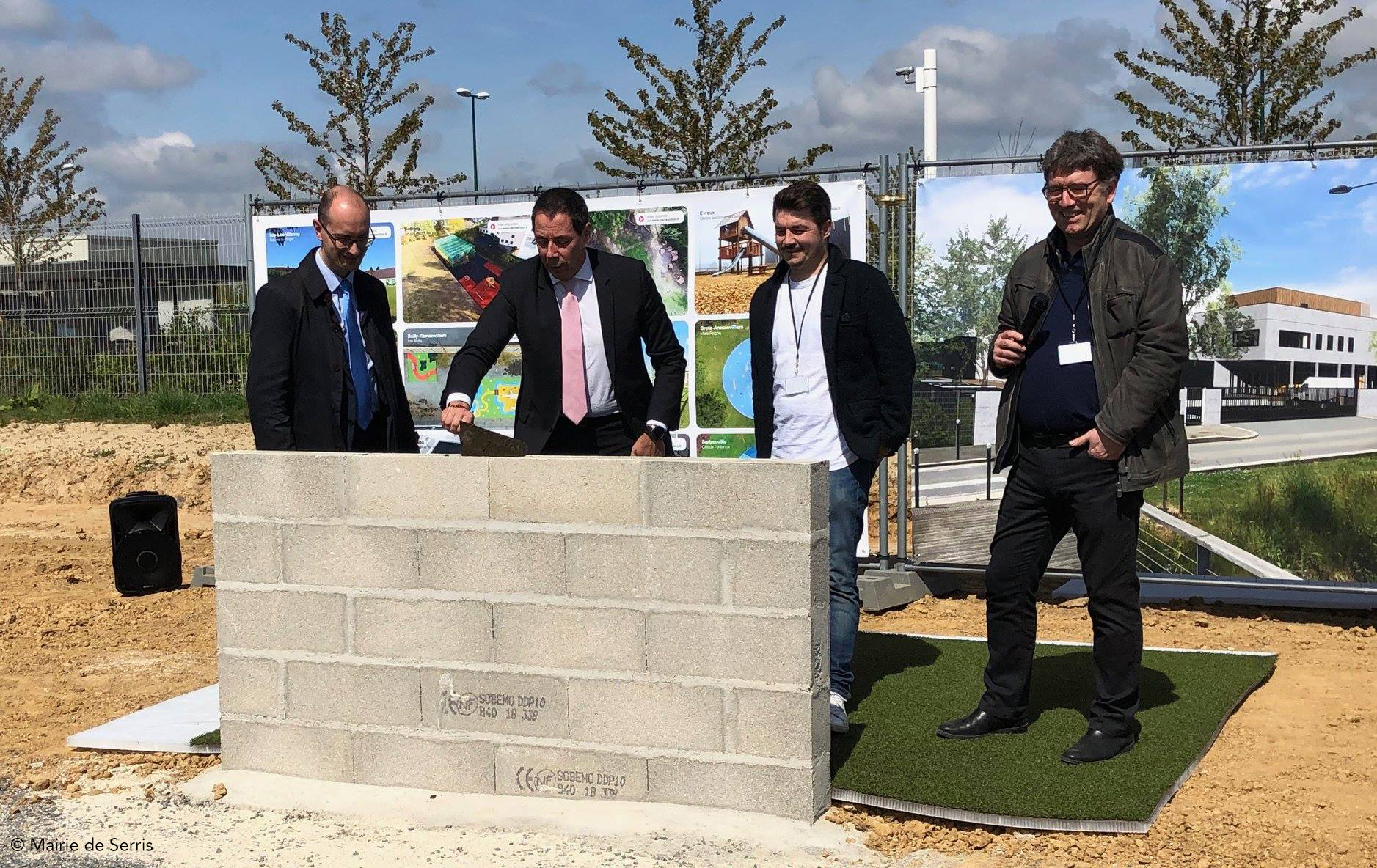 Pose de la première pierre du siège de l'entreprise Récré'Action