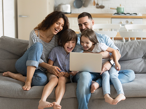 Être parents au 21ème siècle : quand les écrans s'invitent dans la famille